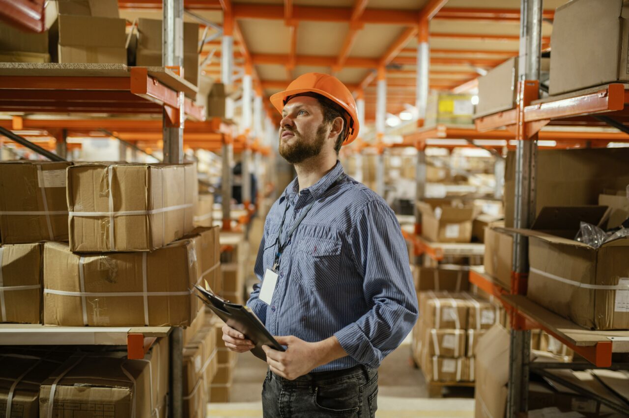 Homem conferindo estoque
