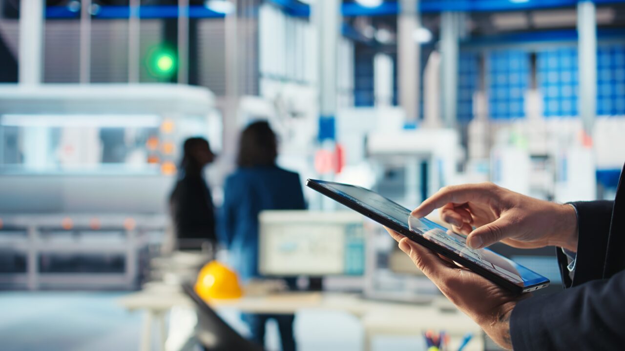 Colaboradorador utilizando dados para acelerar a indústria 5.0